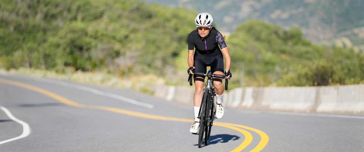 Ciclista pedaleando una subida en el Coll de Soller