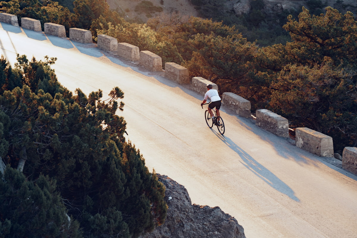Ciclista en la carretera del Faro de Formentor